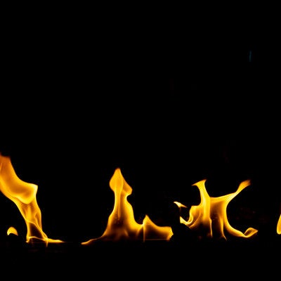 メラメラと揺れる炎の様子の写真
