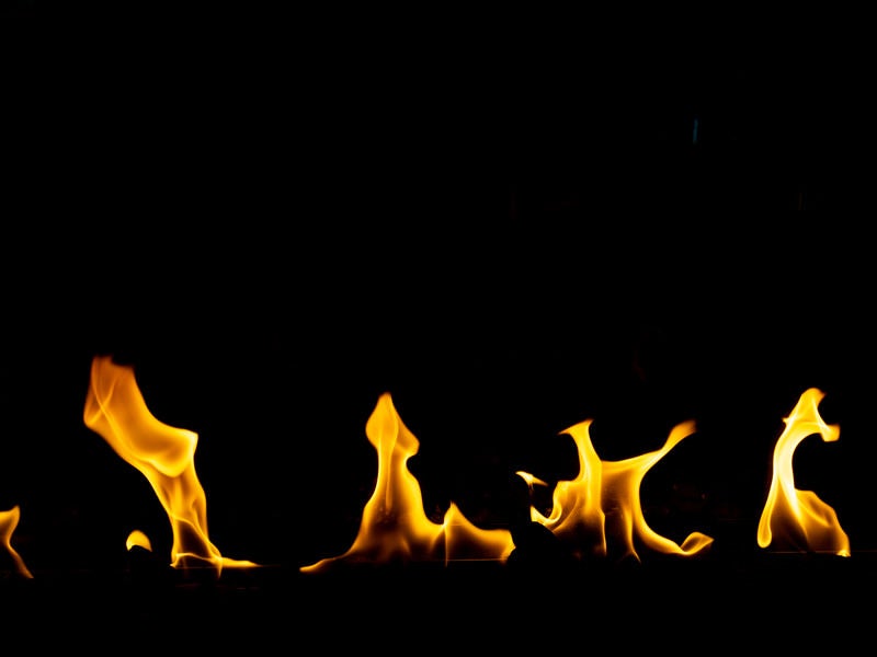 メラメラと揺れる炎の様子の写真