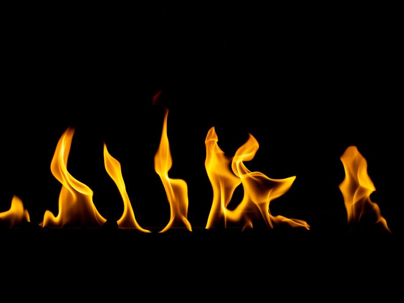 メラメラと燃える火の中の写真