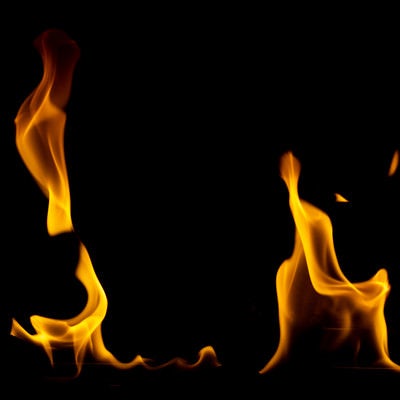 ゆらりと燃える炎の写真