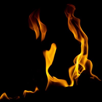 ゆらりと不気味に燃える火の写真