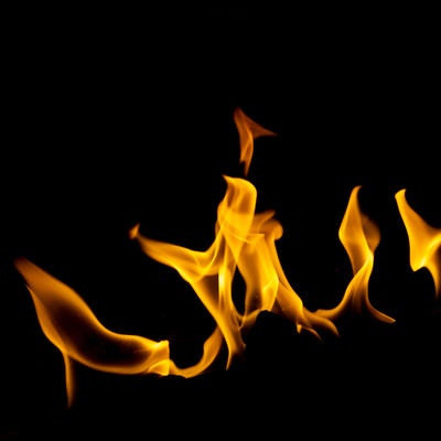 燃え上がる炎の写真