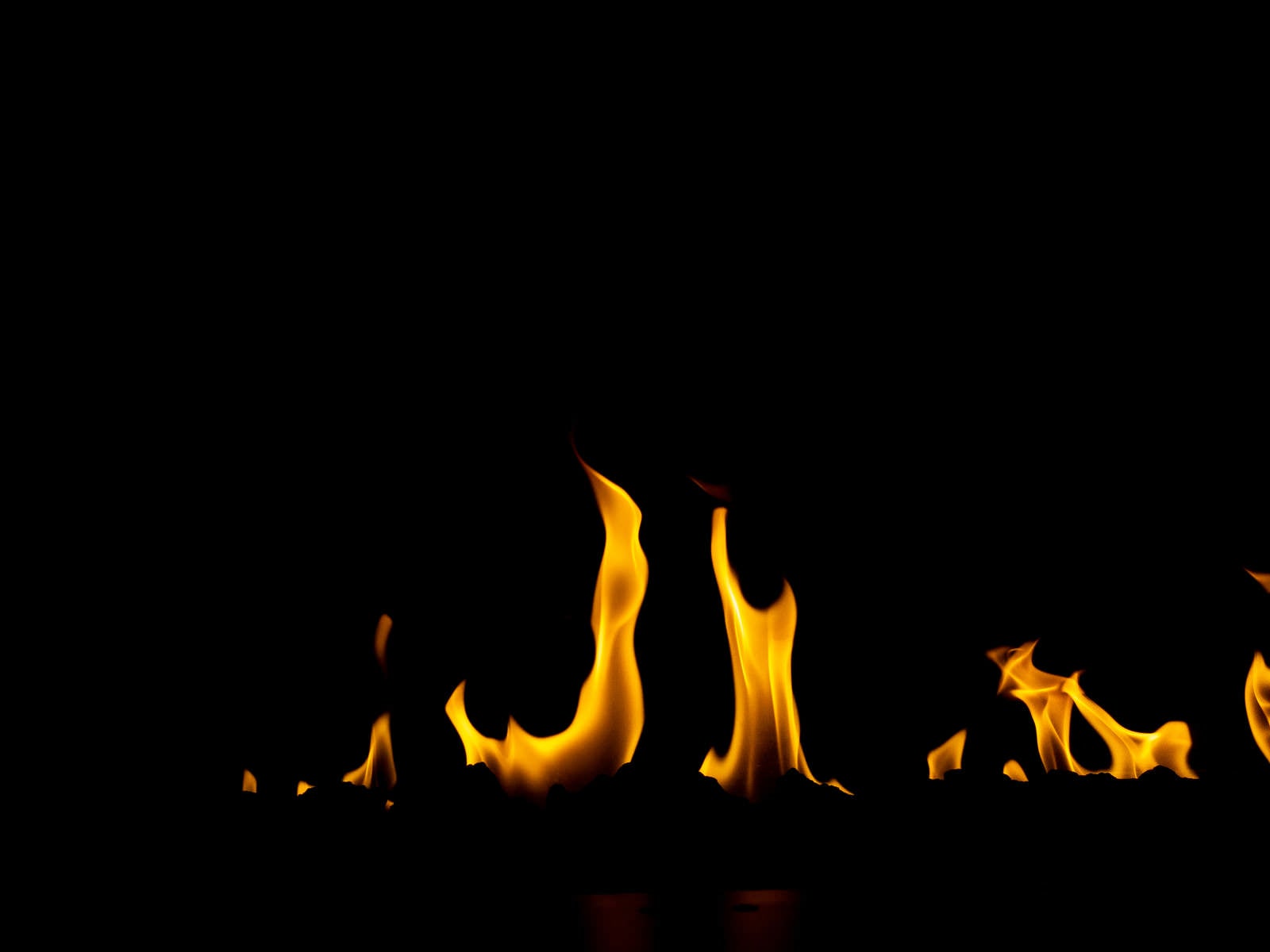 「暖炉の中で燃える炎の様子」の写真