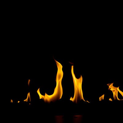 暖炉の中で燃える炎の様子の写真