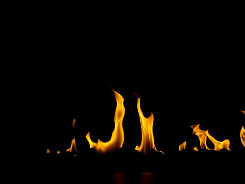 暖炉の中で燃える炎の様子の写真