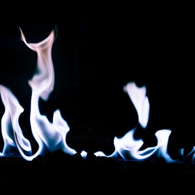青白いガスの炎の写真