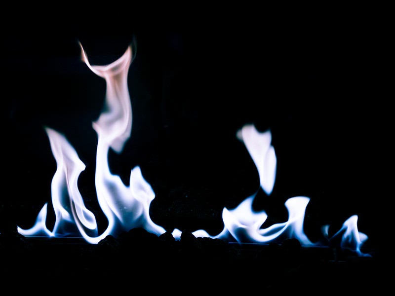 青白いガスの炎の写真