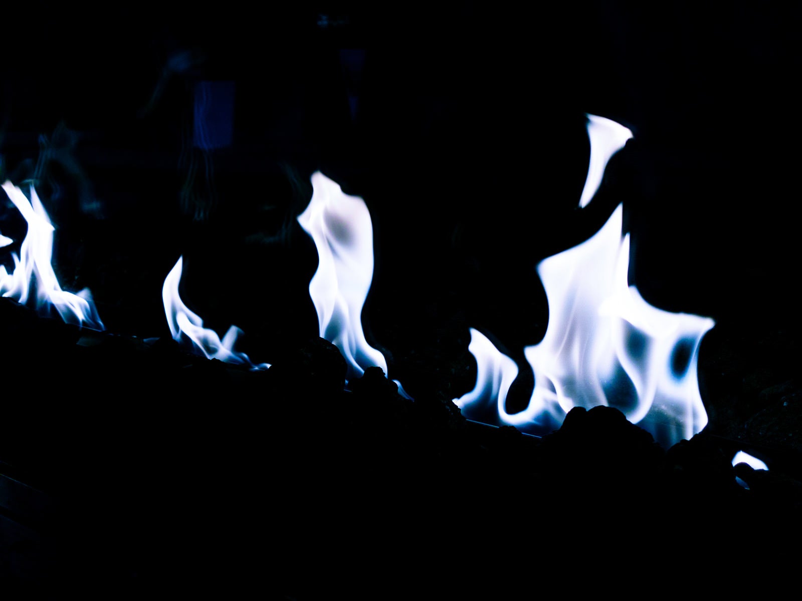 「空気不足の不完全燃焼した炎」の写真