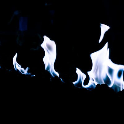 空気不足の不完全燃焼した炎の写真