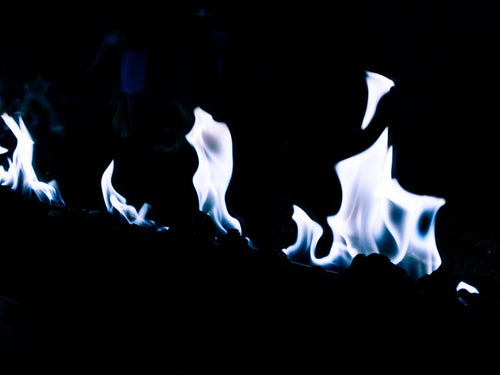 空気不足の不完全燃焼した炎の写真