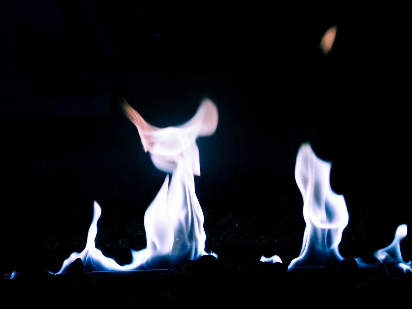「青白く燃えるガスの火」の写真