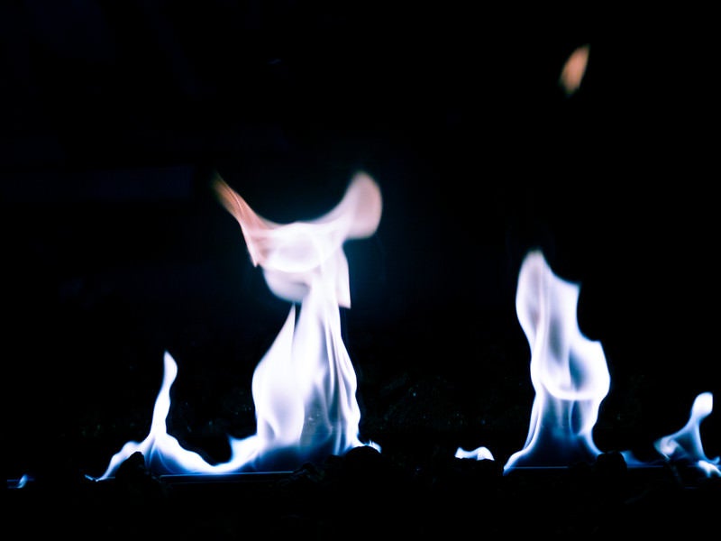 青白く燃えるガスの火の写真