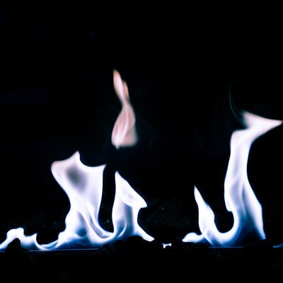 メラメラ燃える青白い火の写真