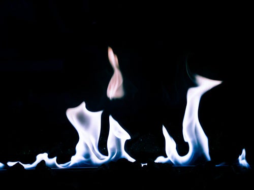 メラメラ燃える青白い火の写真