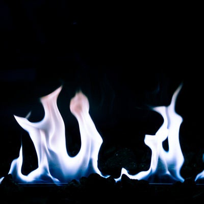 不気味な青白い炎がメラメラ燃えるの写真