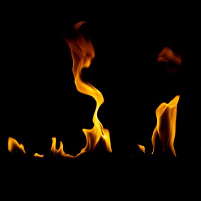火が揺れながら燃える様子の写真