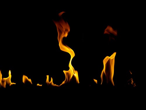 火が揺れながら燃える様子の写真