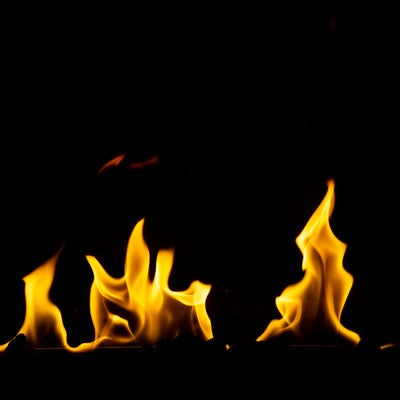 燃え盛る火の写真