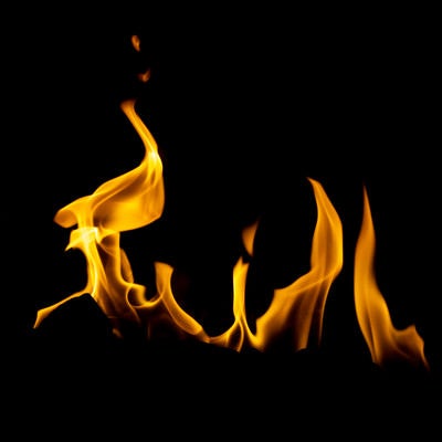 メラメラと燃え続ける火の写真