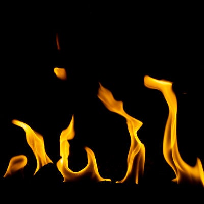 メラメラ燃え続ける火の写真
