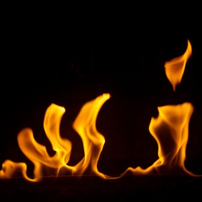 メラメラと赤く燃える炎の写真