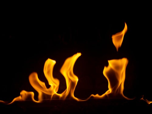 メラメラと赤く燃える炎の写真