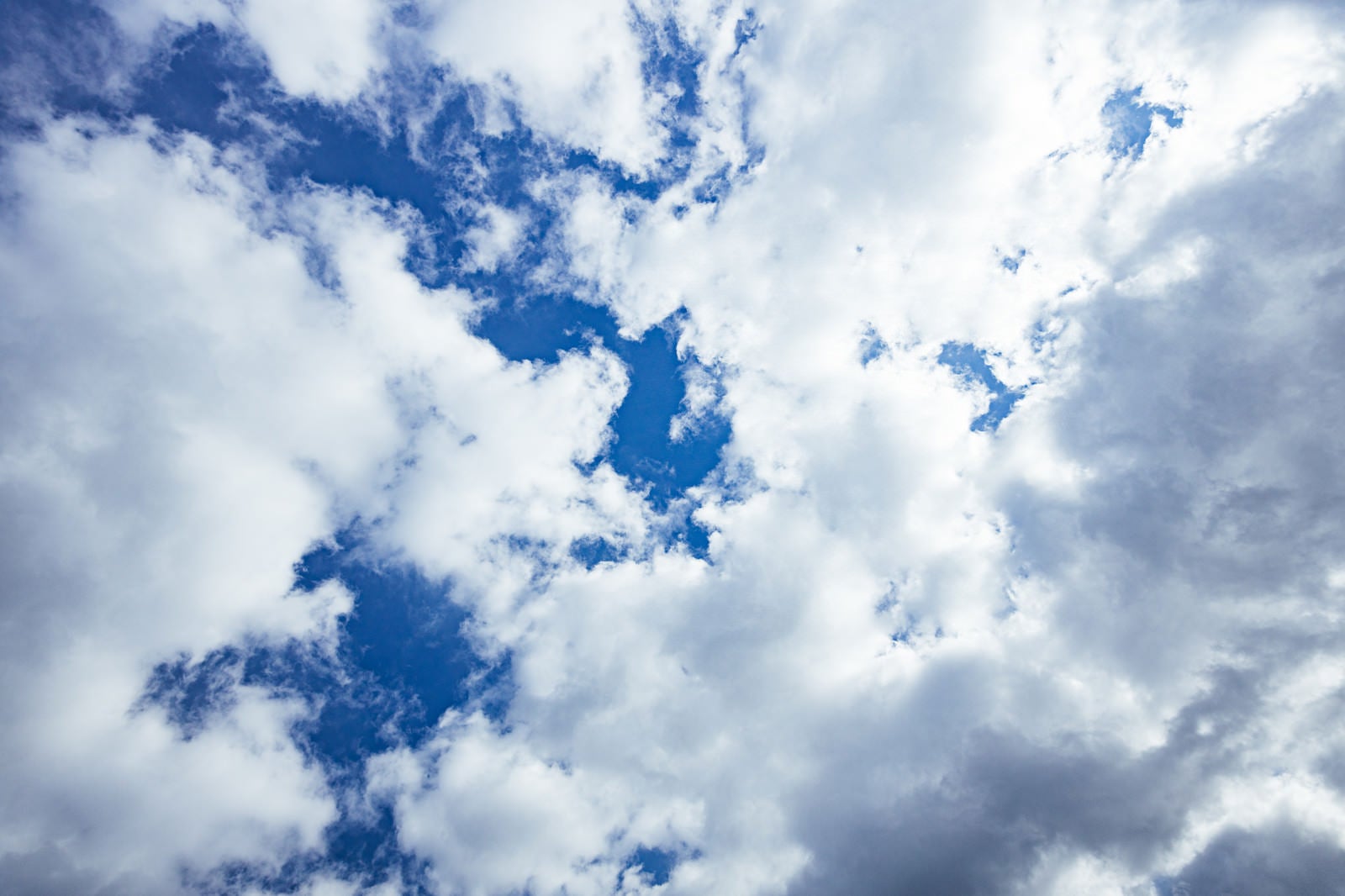 「綿雲の合間から見える青空」の写真