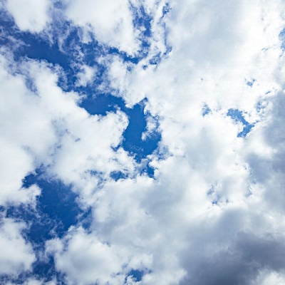 綿雲の合間から見える青空の写真