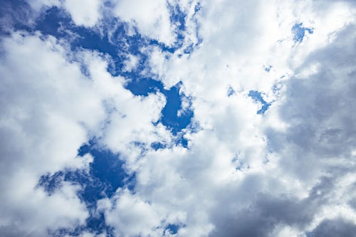 綿雲の合間から見える青空の写真