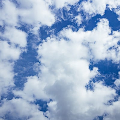 浮かぶ綿雲の写真