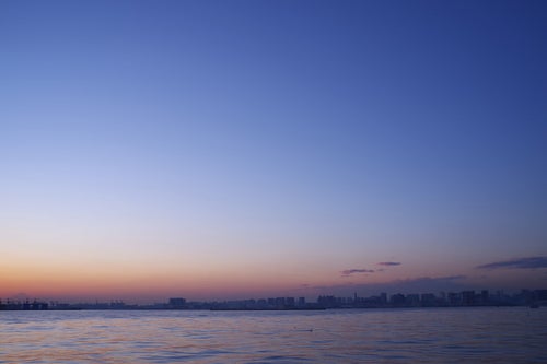 夕焼け空と海沿いの写真