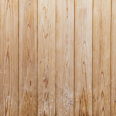 傷の残る木目調の壁の写真