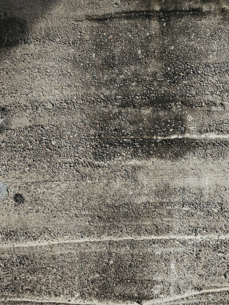 「シミ残る砂利コンクリート（テクスチャー）」の写真
