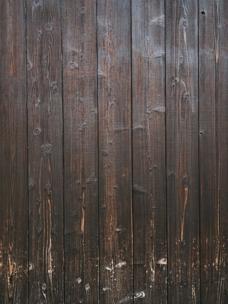 「擦り傷が残る木目の板」の写真