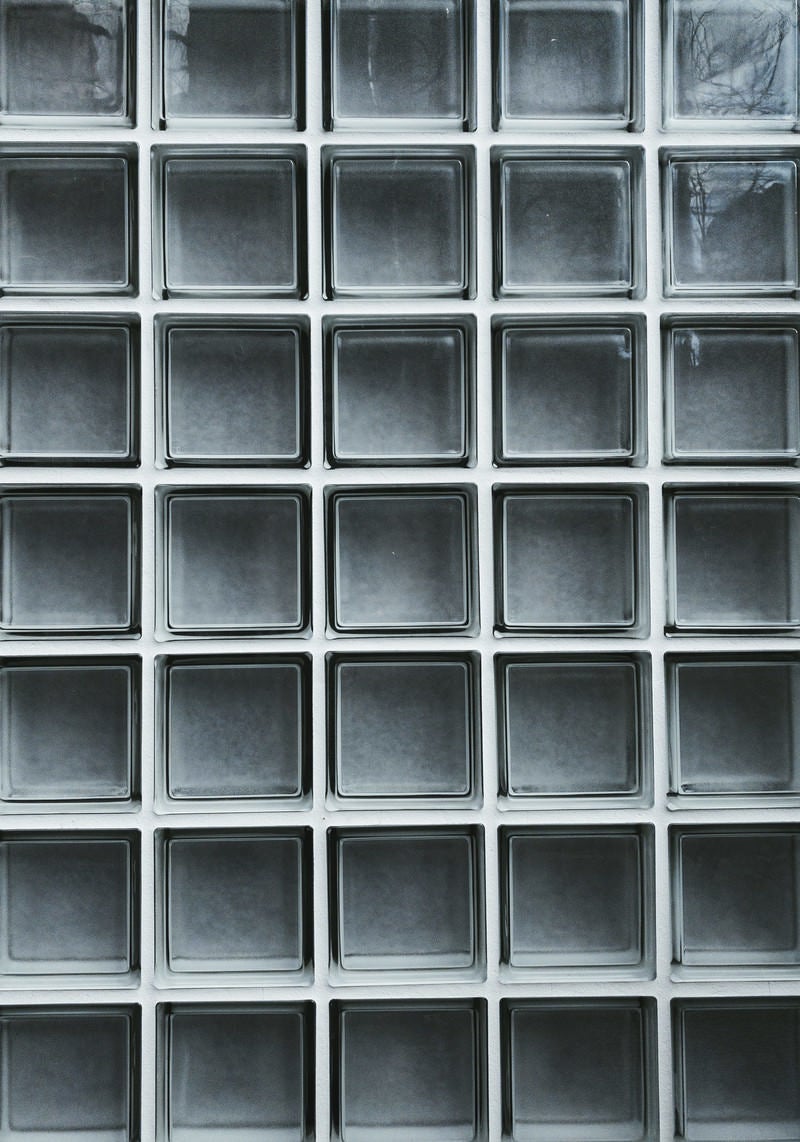 「正方形のガラスの壁」の写真