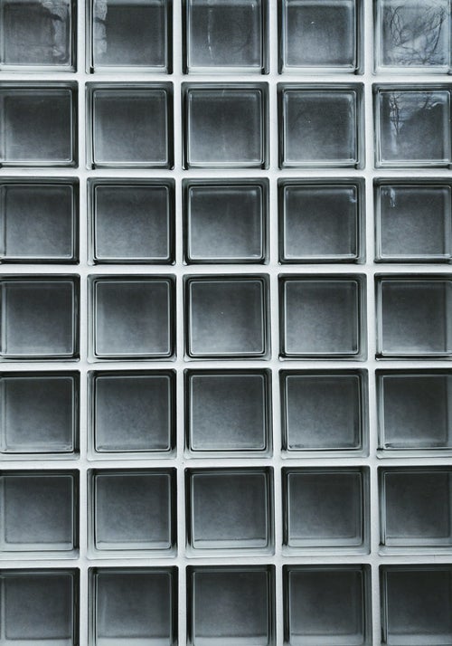 正方形のガラスの壁の写真