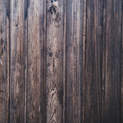 古い木目調の板壁の写真