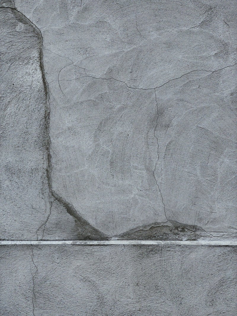 「コンクリートの表面に入るヒビ（テクスチャー）」の写真