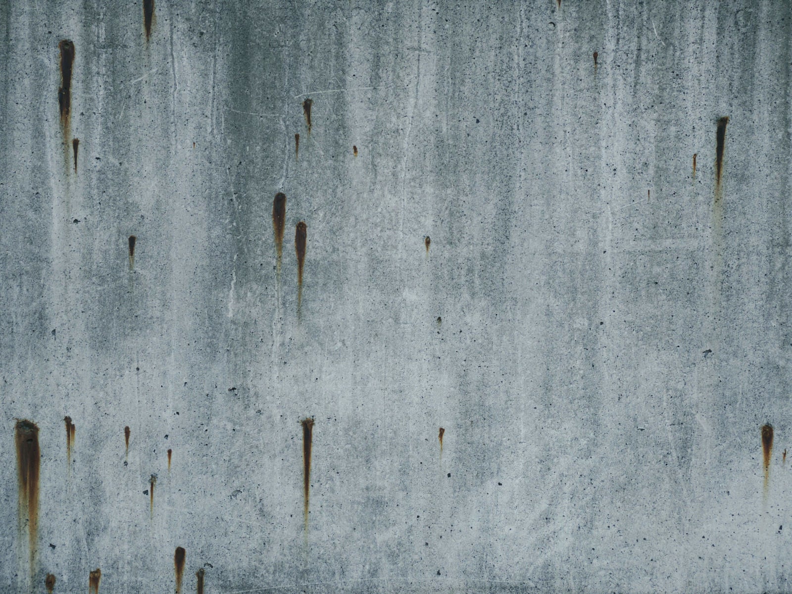 「錆び模様が目立つコンクリート（テクスチャー）」の写真