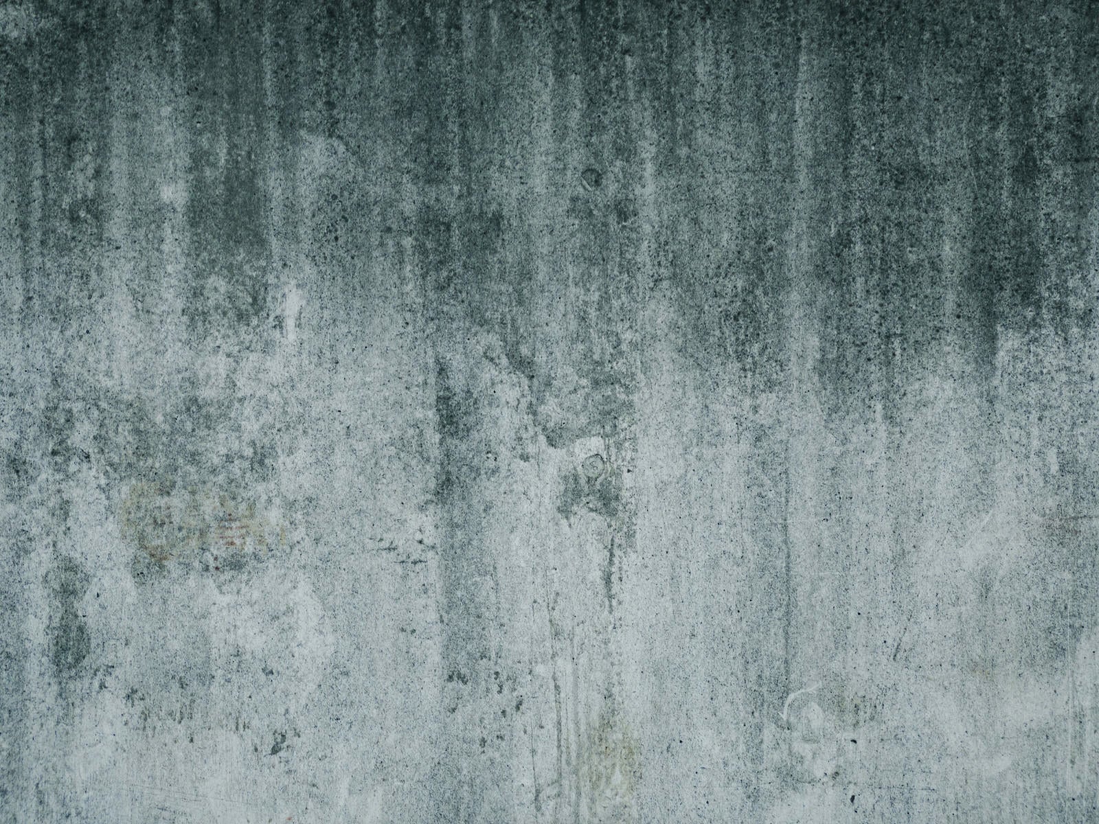「雨汚れが際立つコンクリート（テクスチャー）」の写真