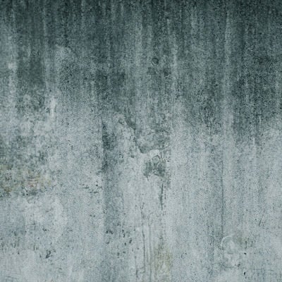 雨汚れが際立つコンクリート（テクスチャー）の写真