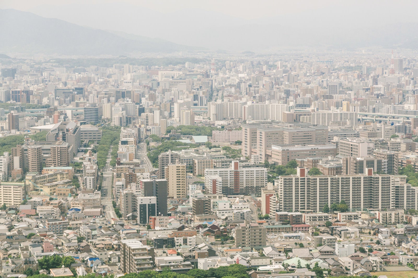 「福岡空港から飛びたつ際の市街の様子」の写真