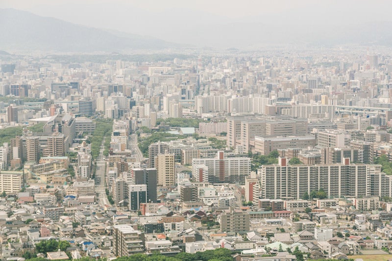 福岡空港から飛びたつ際の市街の様子の写真