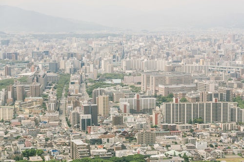 福岡空港から飛びたつ際の市街の様子の写真