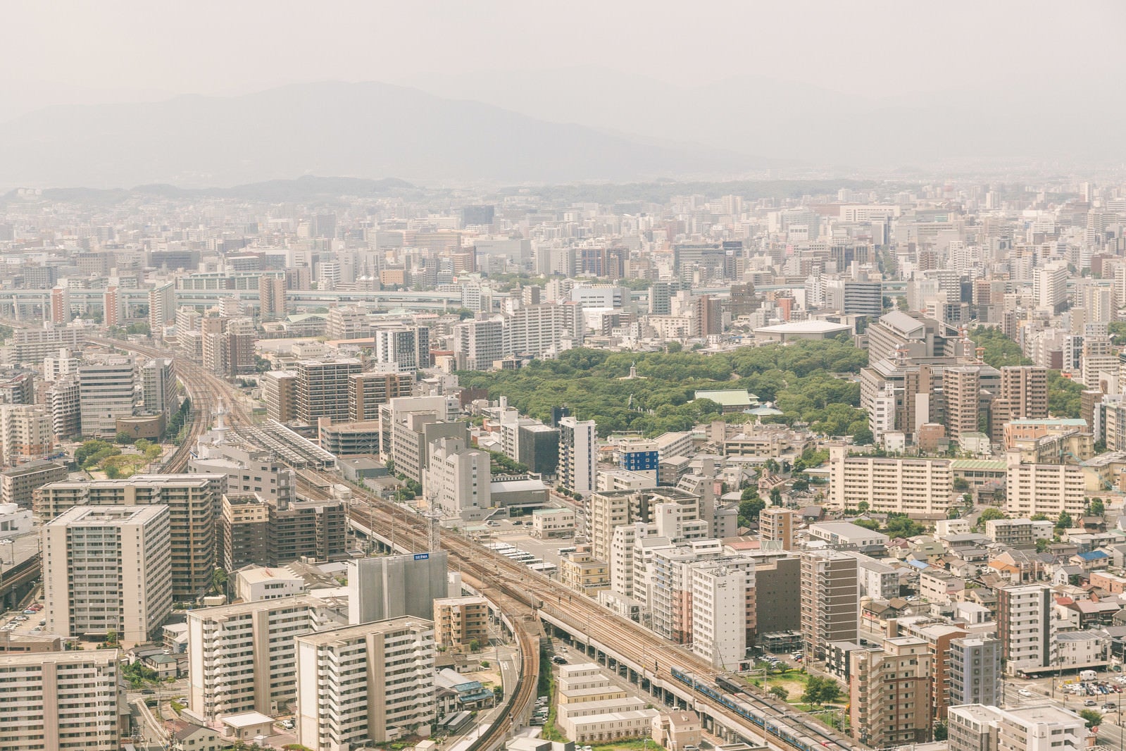 「PM2.5がひどい日の福岡上空から市内の様子」の写真