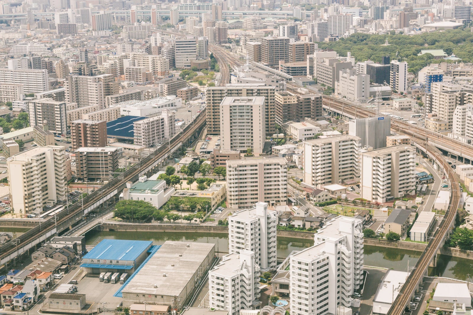 「高層マンションが立ち並ぶ福岡空港近く」の写真