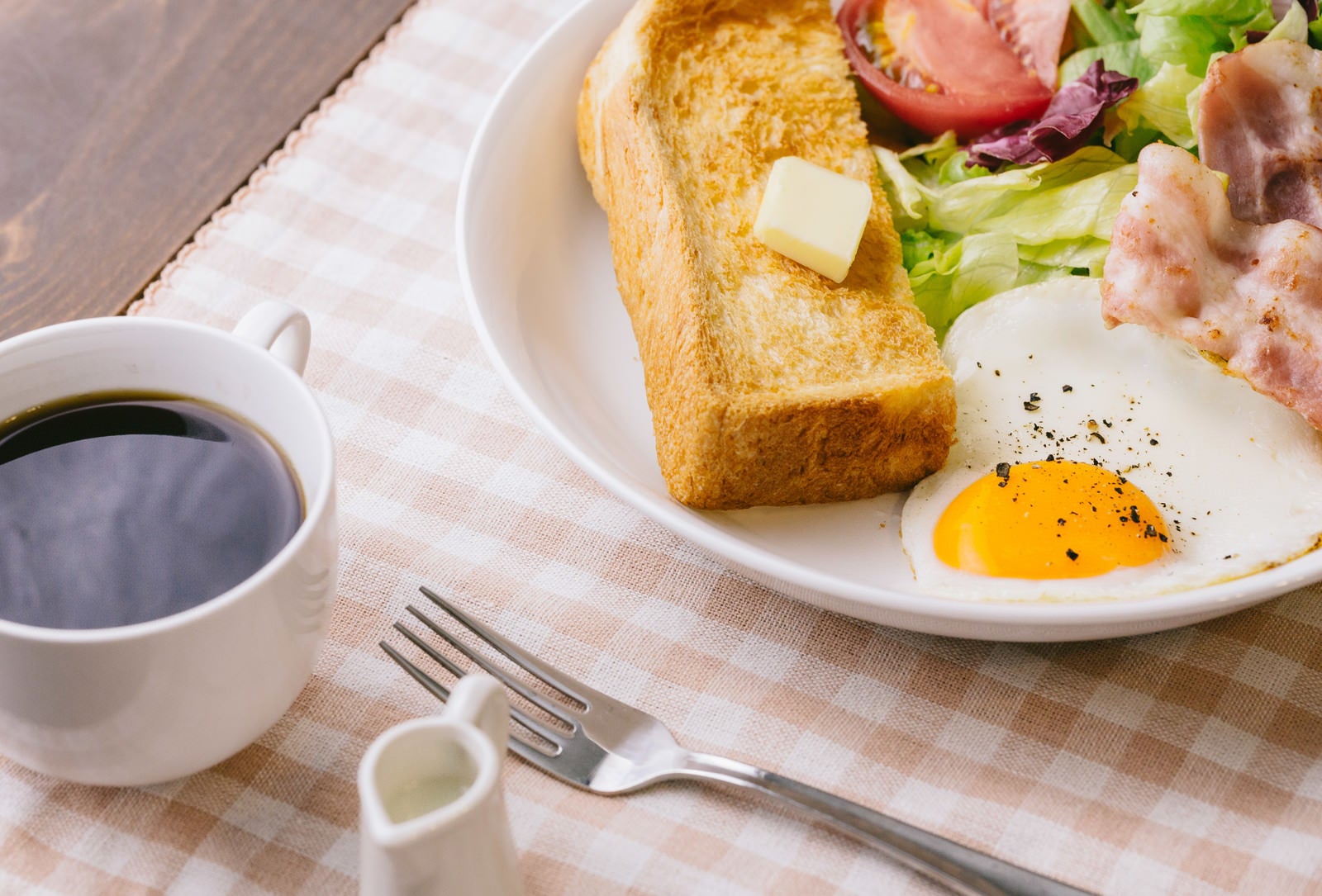 「コーヒーとトーストの朝食」の写真
