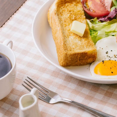 コーヒーとトーストの朝食の写真