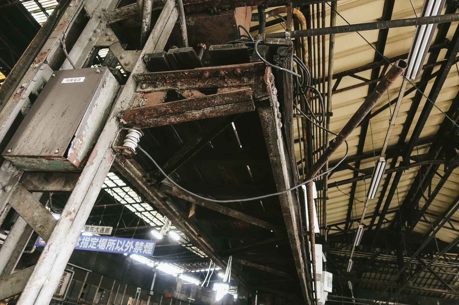 「老朽化で鉄骨が錆びた築地市場内」の写真