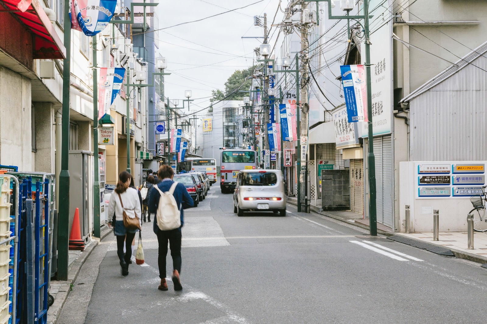 「歩道がなく交通量も多い綱島駅前」の写真